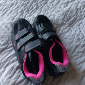8.5 pink and black cycling shoes with clips